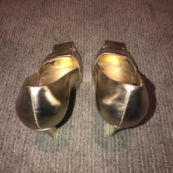 Stunning YSL Gold Leather Pumps - Picture 4 of 6